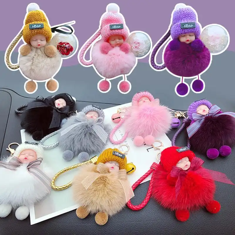 Slatka simulacija plišane škiljave lutke